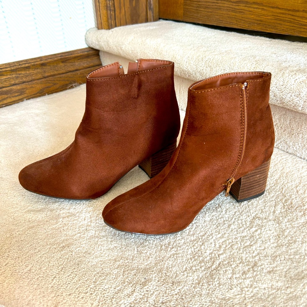 Women’s sz 8 casual ultra suede boots gorgeous rust/brown colour. So comfortable